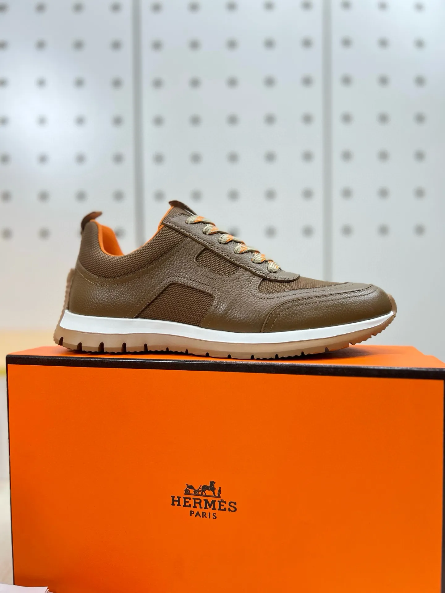 Factory price: 580💰Hermes Jimmy men's sneakers, Hermes high-tech canvas and suede goatskin sneakers with grooved rubber soles. Create a modern hiking style. Honey-colored rubber sole, white rubber midsole, pumpkin-colored high-tech canvas lining Size: 38-44 (45 customized)